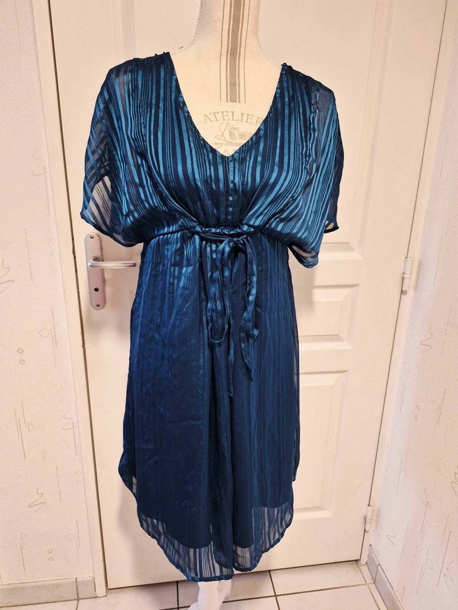 Jolie robe bleue brillante - Kiabi - Taille M 38